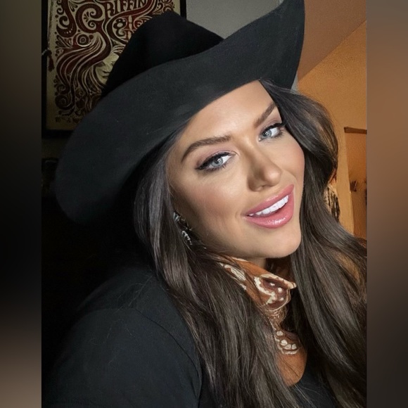 Meet your Posher, Jennamarie - Picture 1 of 15